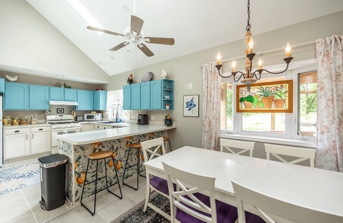 Hoffman Estates Other | Pet/Family Friendly Farmhouse: Sleeps 10, Firepit, 1 Hour from CHI