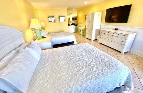 Atlantic Beach Hotel | Pet-friendly, 3 Blocks to Beach, Pool, #106