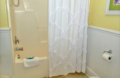 Atlantic Beach Hotel | Pet-friendly, 3 Blocks to Beach, Pool, #106