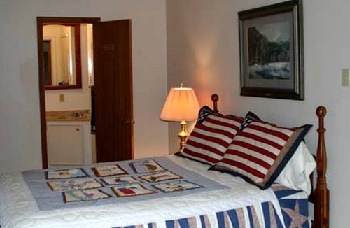 Paige Cabin | Pet-Friendly Accommodation on a Ranch in McDade, Texas