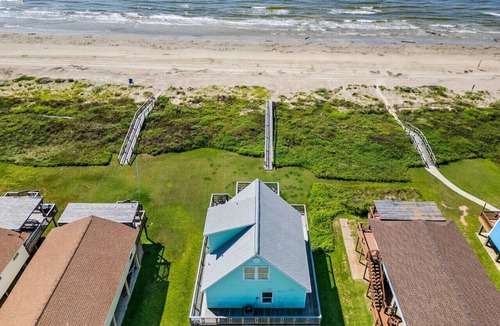 Freeport House | Pet Friendly Beachfront Surfside Retreat