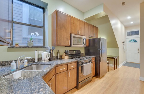 Lower West Side Condo | Pet-Friendly Chicago Getaway w/Free Parking!