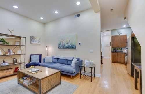 Lower West Side Condo | Pet-Friendly Chicago Getaway w/Free Parking!