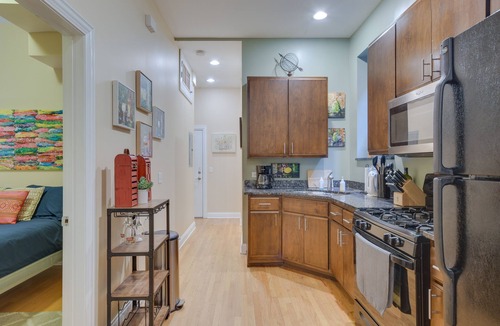 Lower West Side Condo | Pet-Friendly Chicago Getaway w/Free Parking!