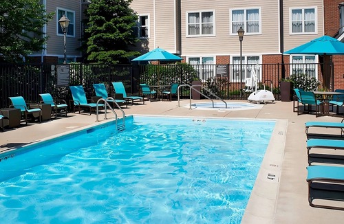 Waukegan Apartment | Pet-friendly Hotel! Outdoor Pool, Free Breakfast, Near Six Flags Great America!