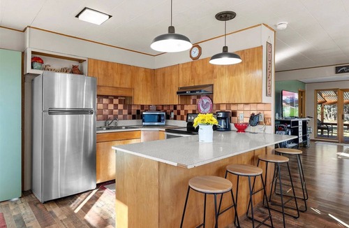 Lakeside House | Pet Friendly Lakeside Gem Close to the Lake