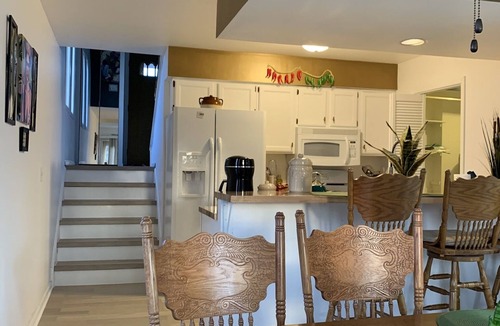 Wood Dale House | Pet Friendly, Near O’Hare, Fenced in, Cheerful Frida & Diego Home, up to 6 ppl