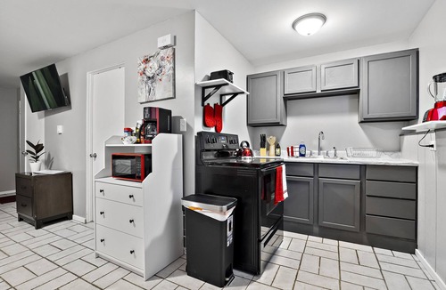 Aurora Apartment | Pet Friendly/RedStudio1116F/FastWiFi/BigTV/FreePKG/near Downtown Aurora.