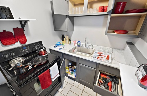 Aurora Apartment | Pet Friendly/RedStudio1116F/FastWiFi/BigTV/FreePKG/near Downtown Aurora.