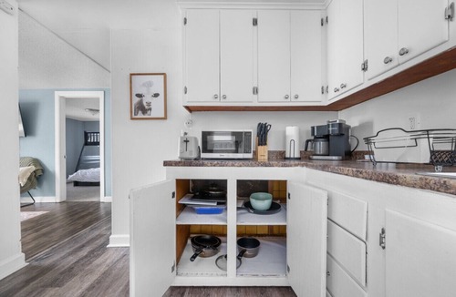 Silvis House | Pet Friendly & Spacious 3 BR in Silvis + Garage