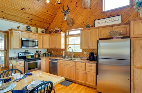 Vienna Cabin | Pet-Friendly Vienna Cabin w/Screened-In Porch!