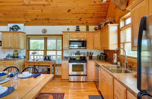Vienna Cabin | Pet-Friendly Vienna Cabin w/Screened-In Porch!