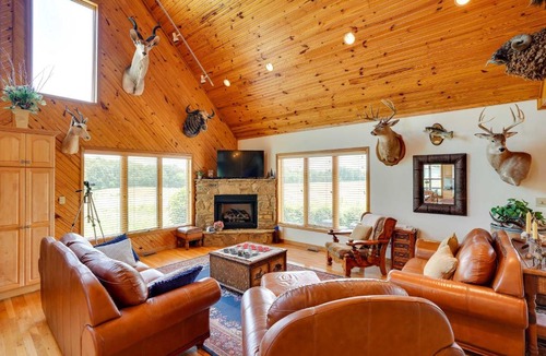Vienna House | Pet-Friendly Vienna Cabin with Screened-In Porch!