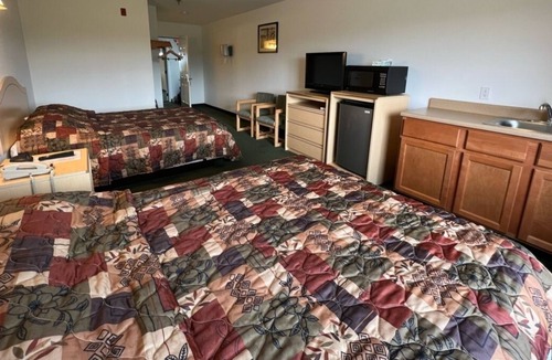 Red Bud Bed & Breakfast | Petite Double Queen Suite with Free Parking!