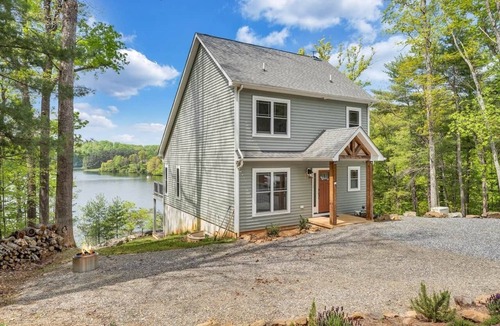 Goodview House | Pets, Lake, Dock, Fire Pit, Kayaks, and SUP