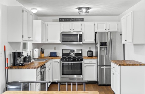 Rockford House | Pets welcome! King Bed+WiFi+Deck&Fenced back yard