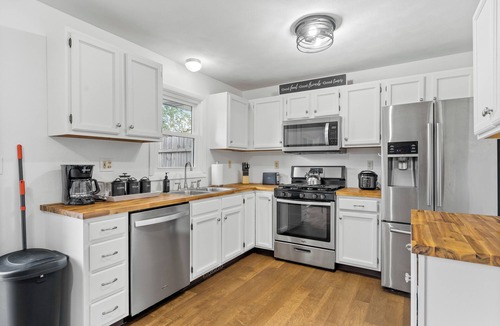 Rockford House | Pets welcome! King Bed+WiFi+Deck&Fenced back yard