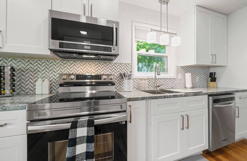 Hampton House | Picturesque Lakeside Luxury: Perfect Lush Getaway