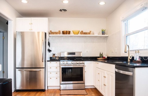 Highland Park House | Picturesque! Mid Mod Home - 20min from Chicago!