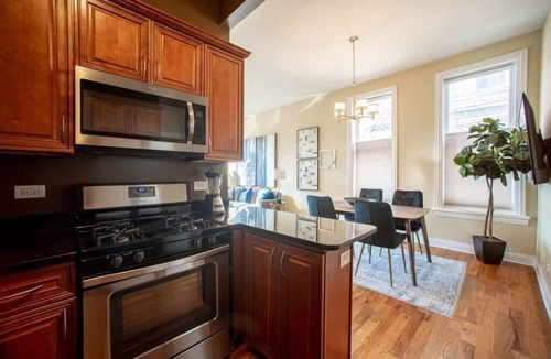 Lower West Side Apartment | Pilsen Paradise l 3 miles to DT