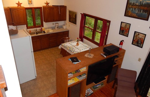 Carbondale Cabin | Pine Cabin on 30 Acres! 1 mi. from Carbondale, IL & SIUC Campus