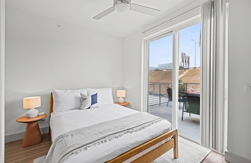 Waller Creek District Apartment | Placemakr Austin Downtown, Apartments by Hilton