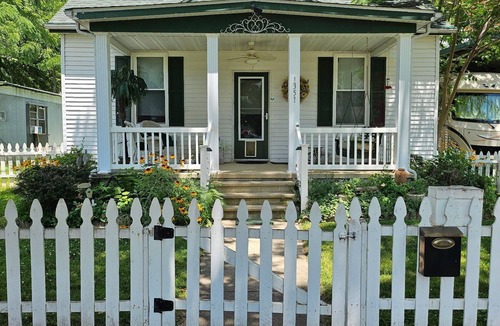 Carlyle House | Pleasant 2-bedroom 2-bath house with AC in Carlyle