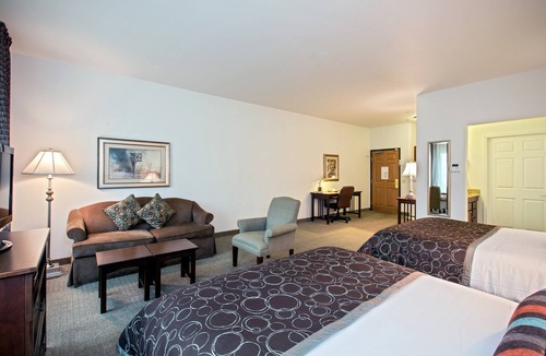 Rockford Apartment | Pool. Free Breakfast. Near Midway Village Museum!
