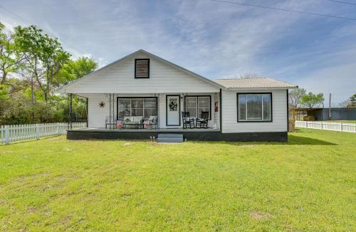 Grapeland House | Pool, Grill & Fire Pit: Grapeland Farm Retreat