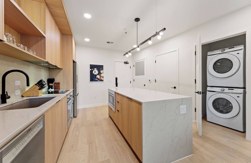 South Lamar Apartment | Pool + Rooftop | 2BDR Suite w/Balcony | The Code