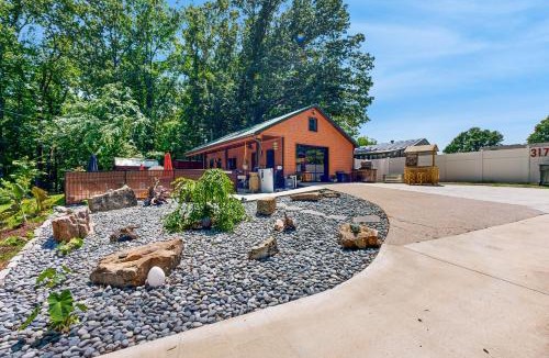 Muscle Shoals House | Poolside Bliss! Retro Retreat in Muscle Shoals