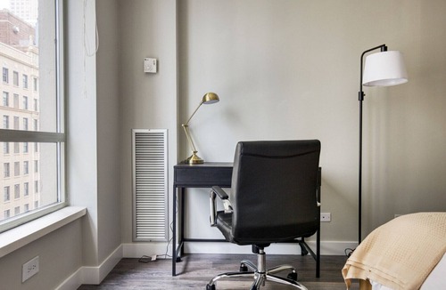 Rush and Division Apartment | Premium Gold Coast 2BR w/Gym & Lounge, 1 block to L, by Blueground