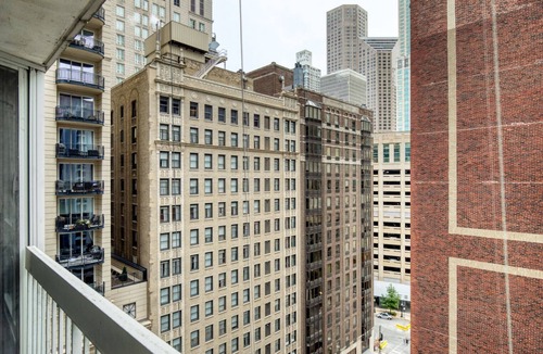 Rush and Division Apartment | Premium Gold Coast 2BR w/Gym & Lounge, 1 block to L, by Blueground