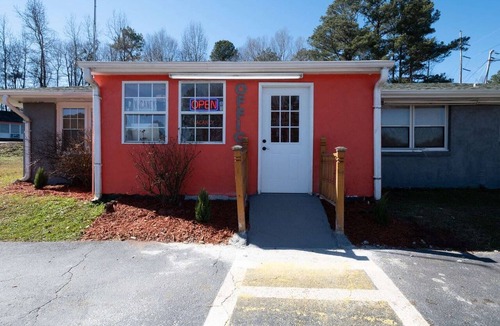 Jonesboro Apartment | Premium King Bed | Jonesboro