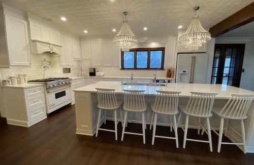 Johnsburg House | Prestigious Pistakee Bay Estatenn