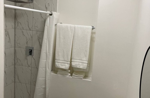 Avondale Apartment | Prime 2-bedroom apartment in wonderful Avondale, 6 miles to downtown with WiFi