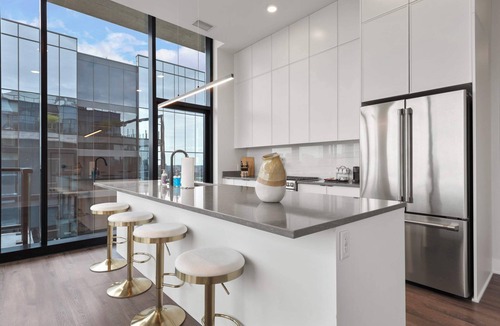 West Loop Apartment | Prime 4BR Penthouse w/ Skyline Views for Families