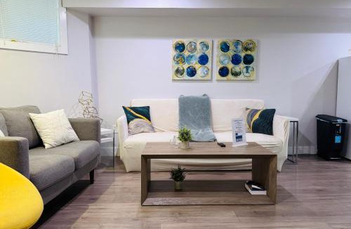 Lakeview Apartment | Prime Location! - 1 Min Walk to Wrigley Field - 2BR Apts Perfect for Cubs Fans!