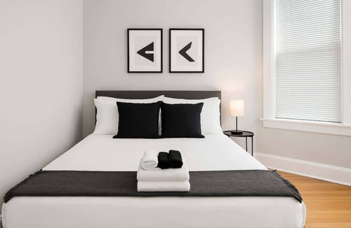 Wrigleyville Apartment | Prime Location! 2BR Near Wrigley