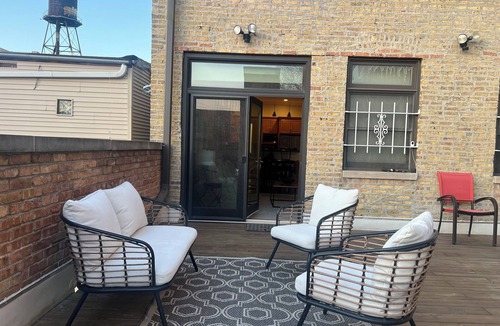 Wicker Park Apartment | Prime Location! 3-bedroom apartment, plus OFFICE Den in vibrant Wicker Park