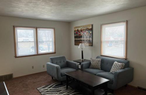 Springfield Apartment | Prime Location Amazing Unit Close to Downtown - 2 queen beds