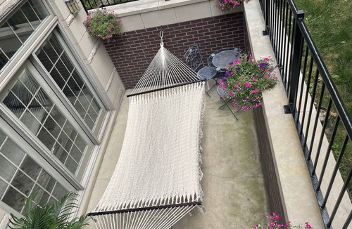 West Town Condo | Prime Location! Modern 3 Bed 3 Bath Rental in Chicago