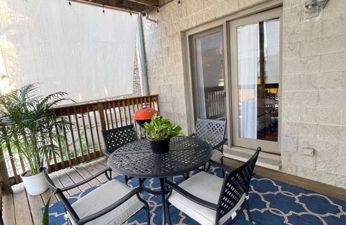 West Town Condo | Prime Location! Modern 3 Bed 3 Bath Rental in Chicago