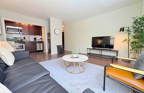 Hyde Park Apartment | Prime Spot, Chic 1-Bedroom Unit