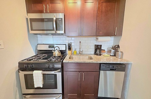 Hyde Park Apartment | Prime Spot, Chic 1-Bedroom Unit