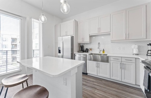Highland Apartment | Prime West Downtown Studio w Washer Dryer