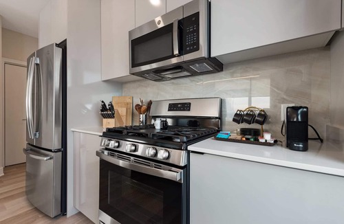 West Loop Apartment | Prime West Loop 2BR Duo + Enjoy Unique Gatherings