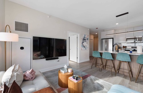 West Loop Apartment | Prime West Loop 2BR Duo + Enjoy Unique Gatherings