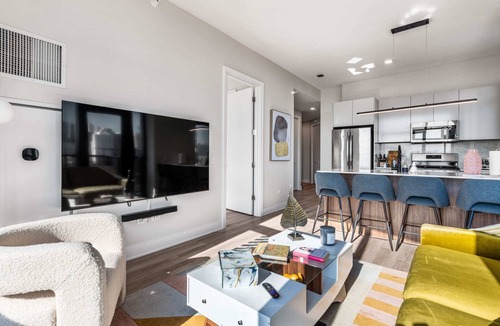 West Loop Apartment | Prime West Loop 2BR Duo + Enjoy Unique Gatherings