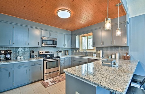 Dover House | Pristine Lake Barkley Escape w/Deck, Porch & Bar!